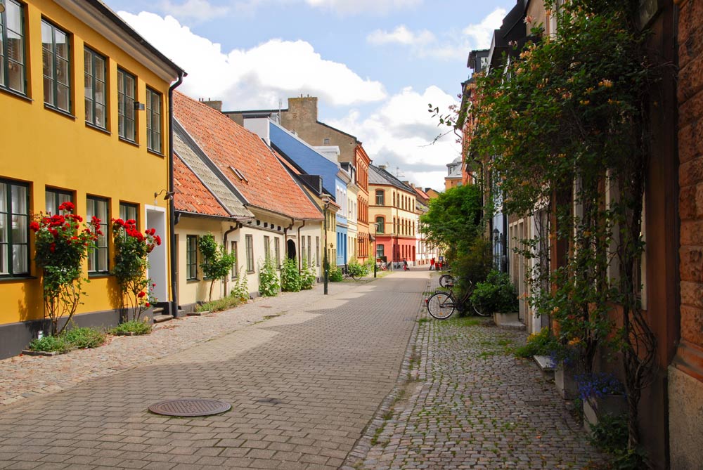 En kullerstensgata med gamla hus.