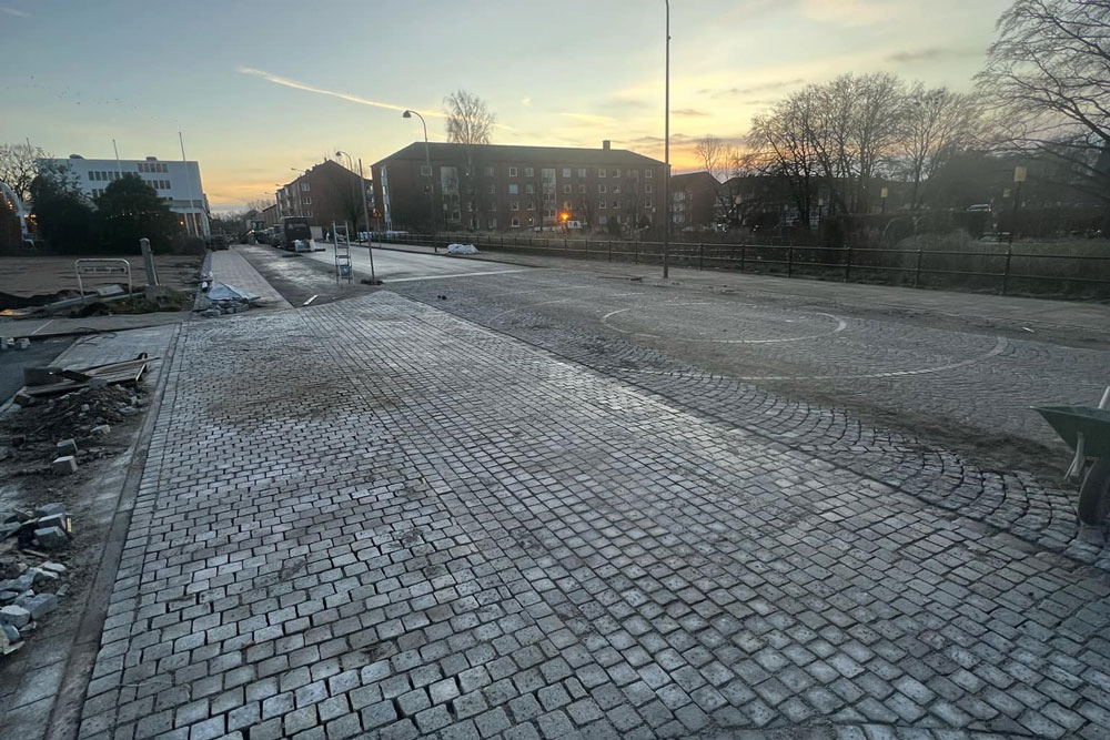 En kullerstenslagd väg och gångbana