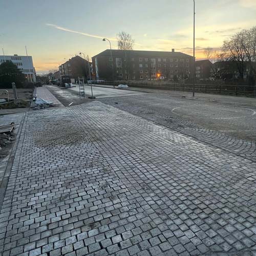 Nylagd gata med kullersten