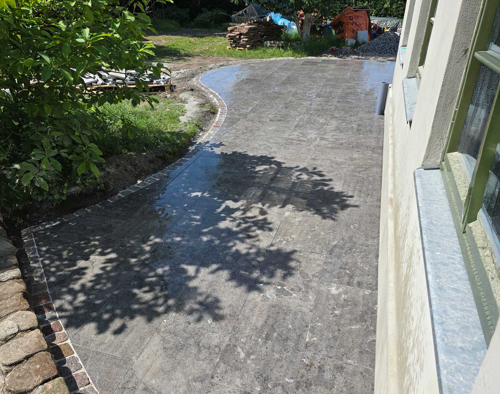 Altan med slipat stengolv