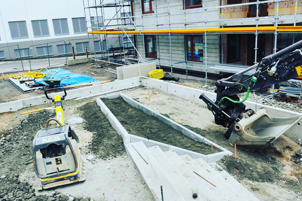 En byggarbetsplats där markanläggning sker.