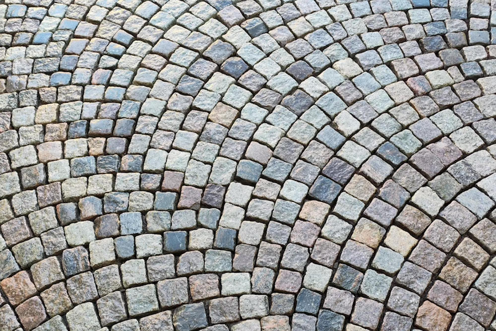 En kullerstenslagd väg och gångbana