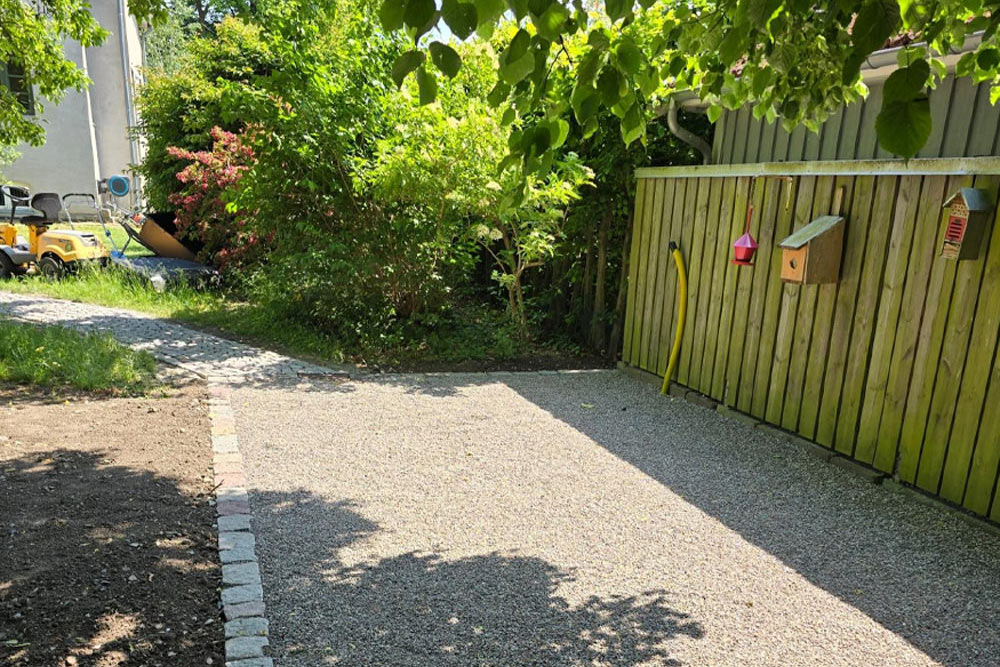 En uteplats i en trädgård