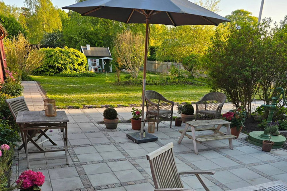 En uteplats i en trädgård